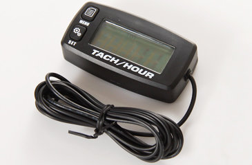 Měřič motohodin a otáček s podsvícením a výměnnou baterii