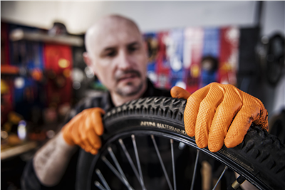 Nepudrované nitrilové rukavice MERCATOR gogrip (orange), velikost M, balení 50 ks