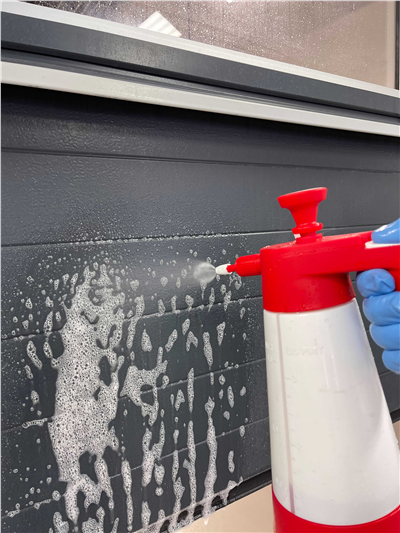 Přípravek na čištění dlaždic Koch Hallenreiniger sauer á 23 kg